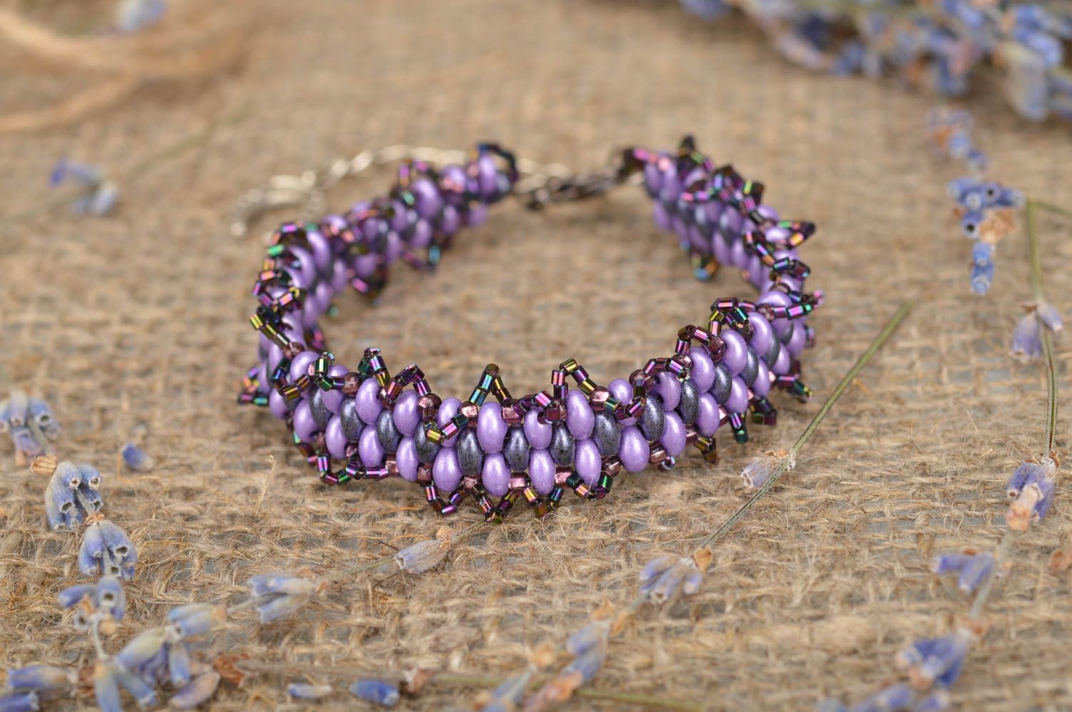 Красивый браслет плетеный из бусин фиолетового цвета украшение ручной работы фото 1