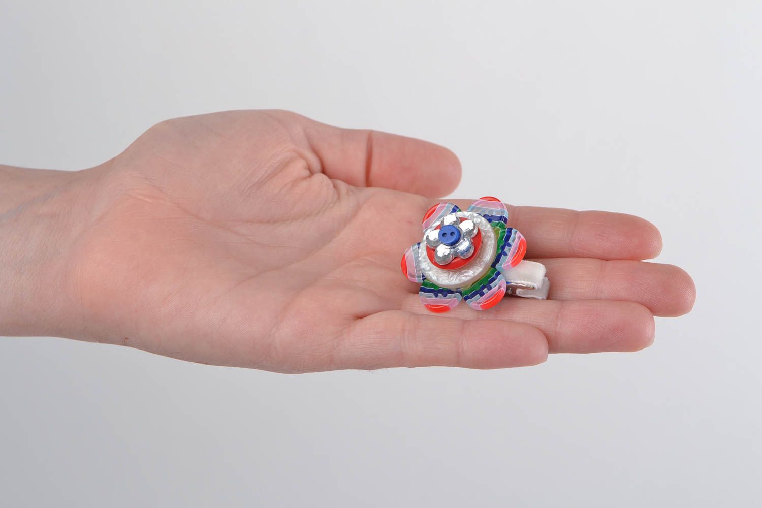 Pince à cheveux fleur multicolore en boutons faite main originale pour enfant photo 2