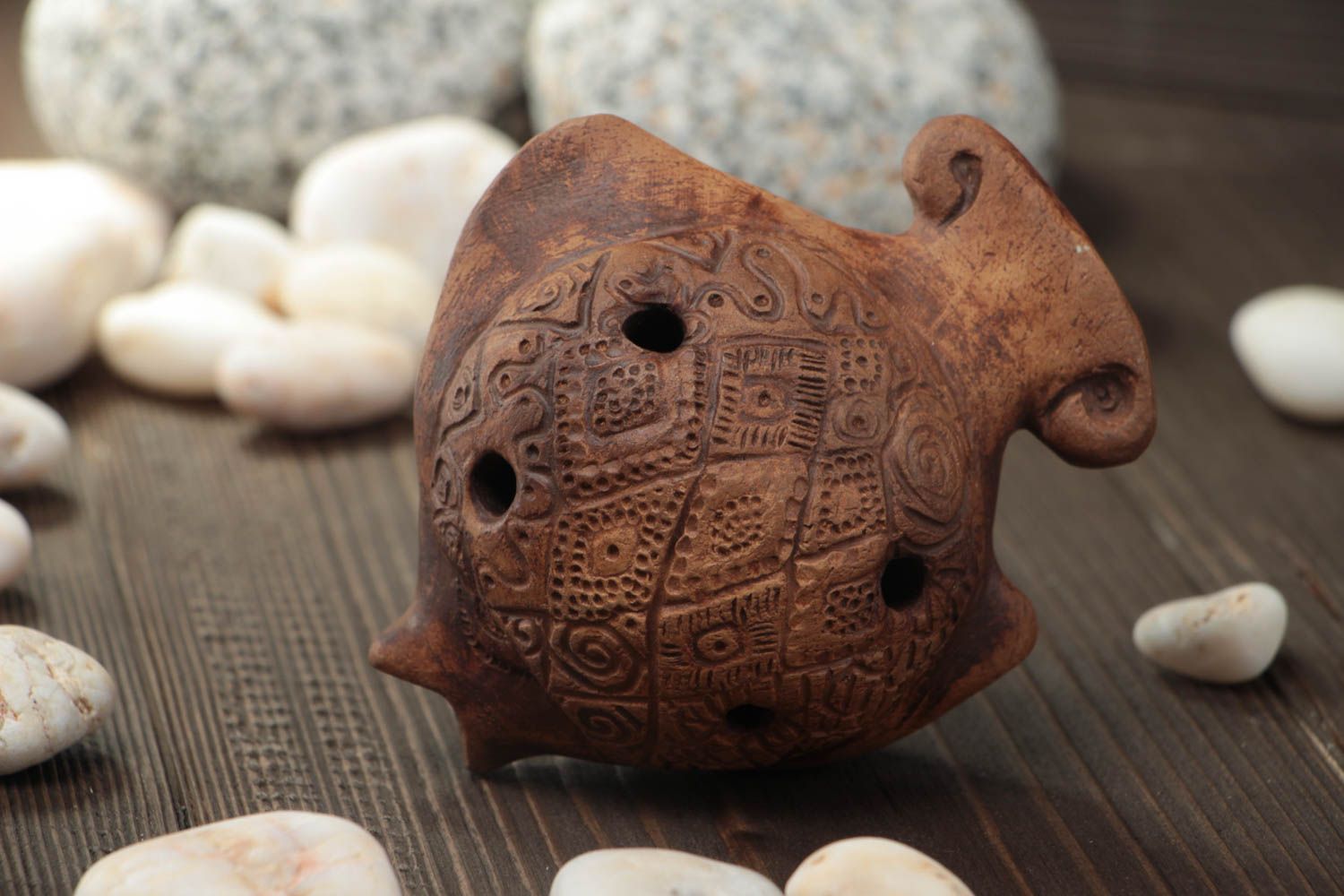 Глиняная окарина коричневая небольшого размера в виде кувшина ручная работа фото 1