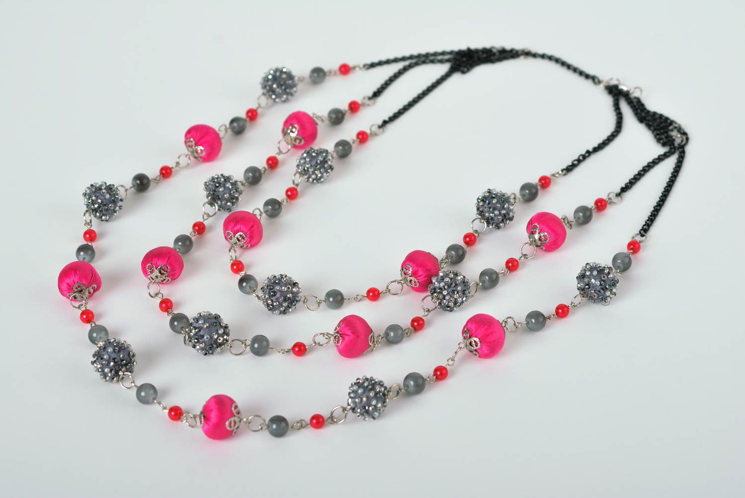 Collier perles de rocaille Bijou fait main gris rose Accessoire femme design photo 1