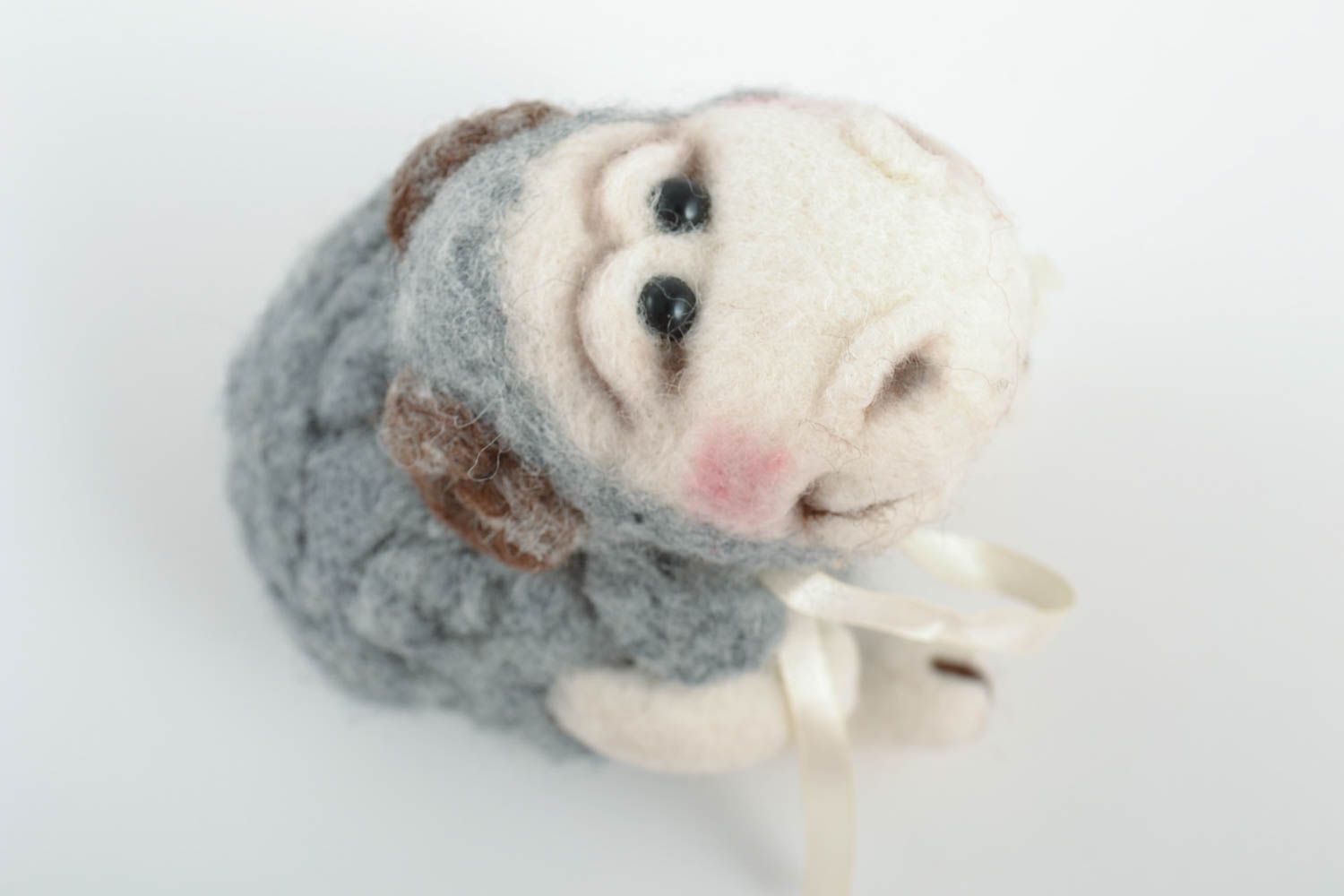Joli jouet mou fait main gris en laine Mouton technique de feutrage décoration photo 2