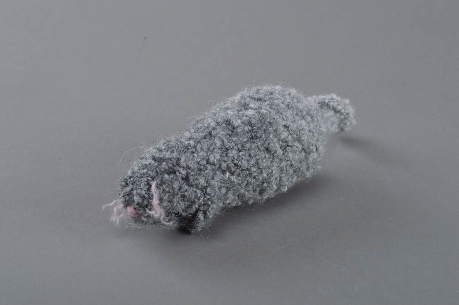 Jouet tricoté en fils de laine et d'acrylique fait main pour enfant Souris grise photo 1