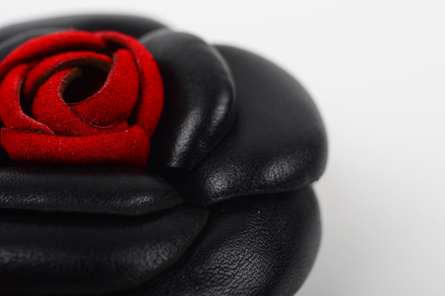 Broche en cuir fait main Broche fantaisie noir rouge Accessoire femme Fleur photo 4