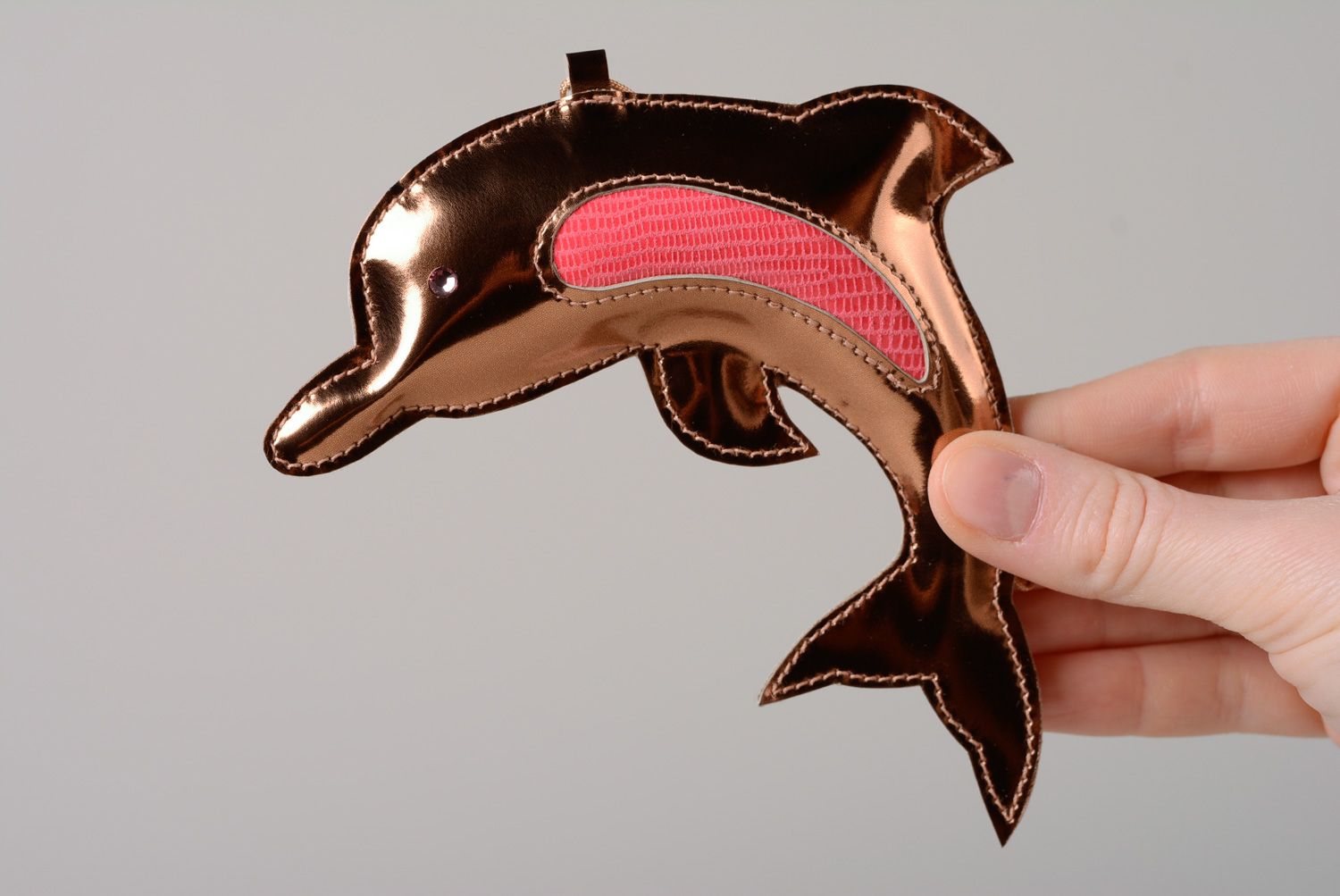 Llavero de cuero natural con forma de delfín artesanal y original foto 2