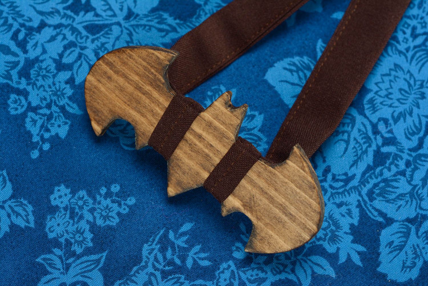 Gravata-borboleta feita à mão de madeira  Morcego foto 3