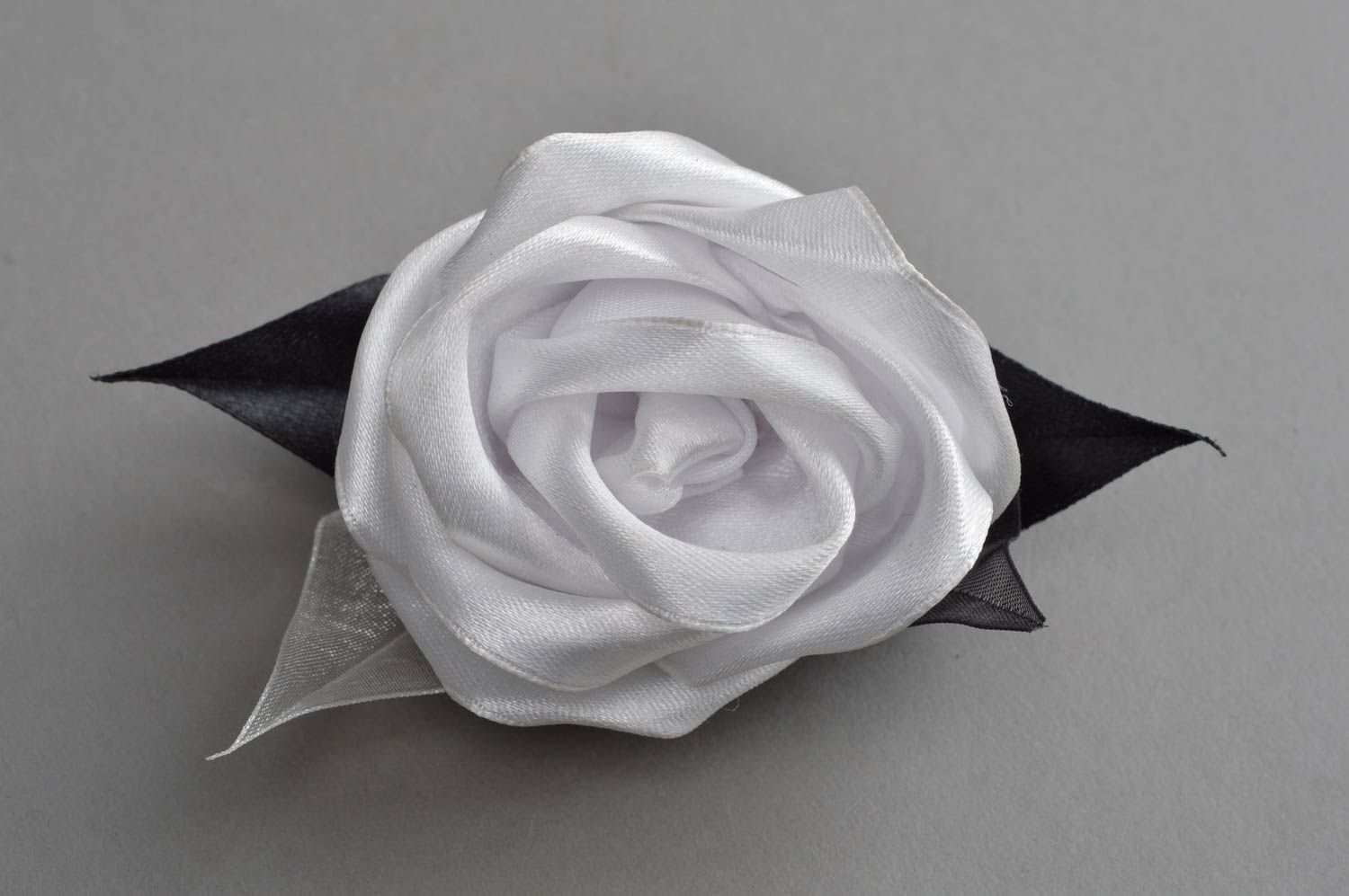 Weiße Brosche Rose aus Atlasbändern mit metallischer Stecknadel handmade foto 3