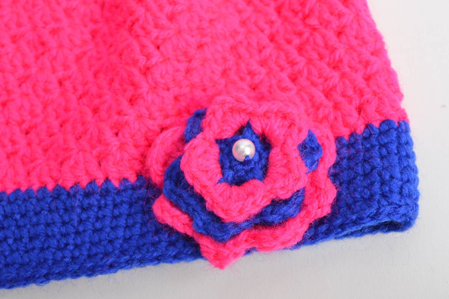 Детская шапка крючком розовая с синим для девочки с цветком ручной работы фото 3