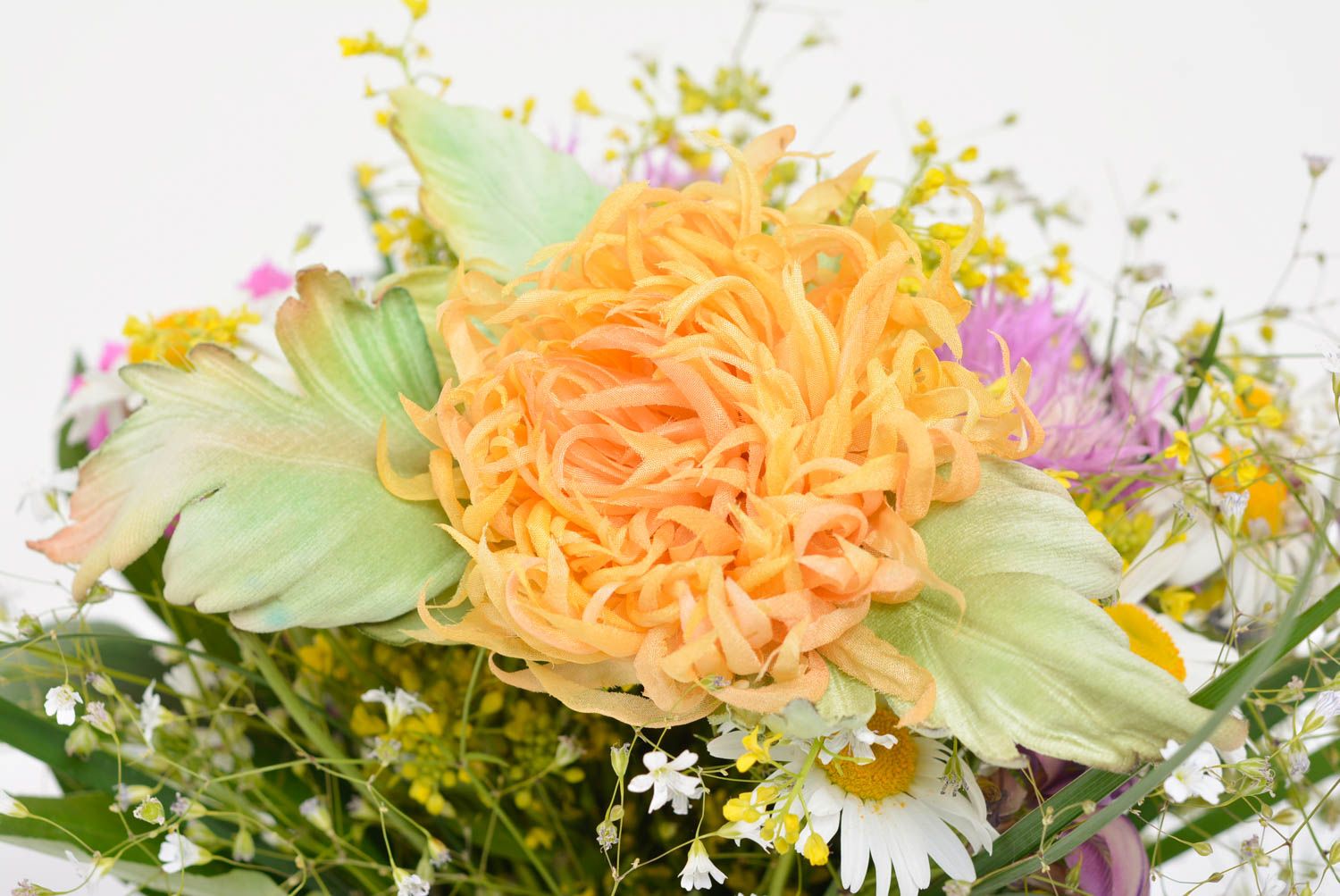 Яркая брошь из шелка в виде цветка ручной работы оранжевая оригинальная красивая фото 2