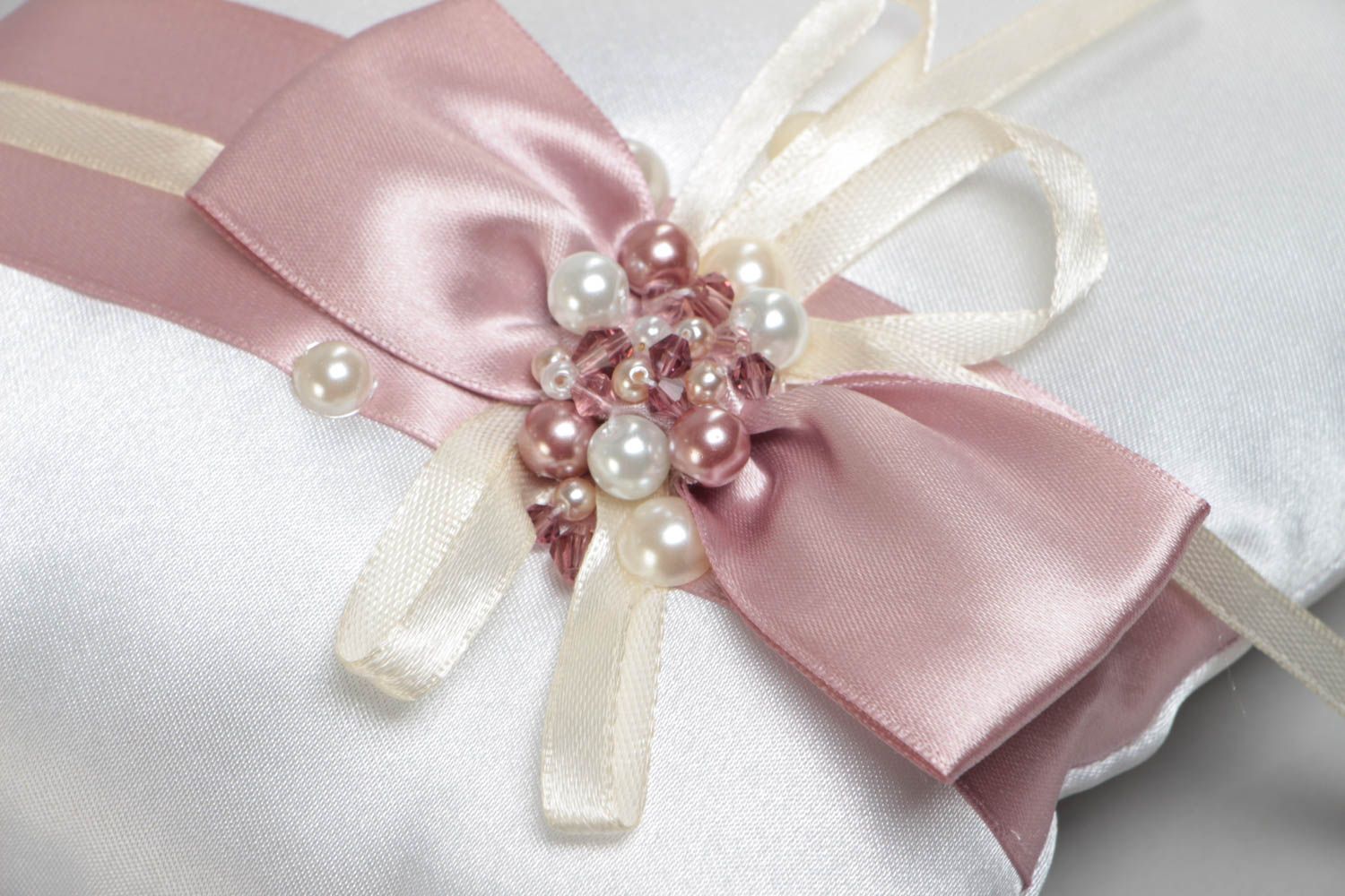 Coussin pour alliances de mariage en satin blanc avec noeud rose fait main photo 4