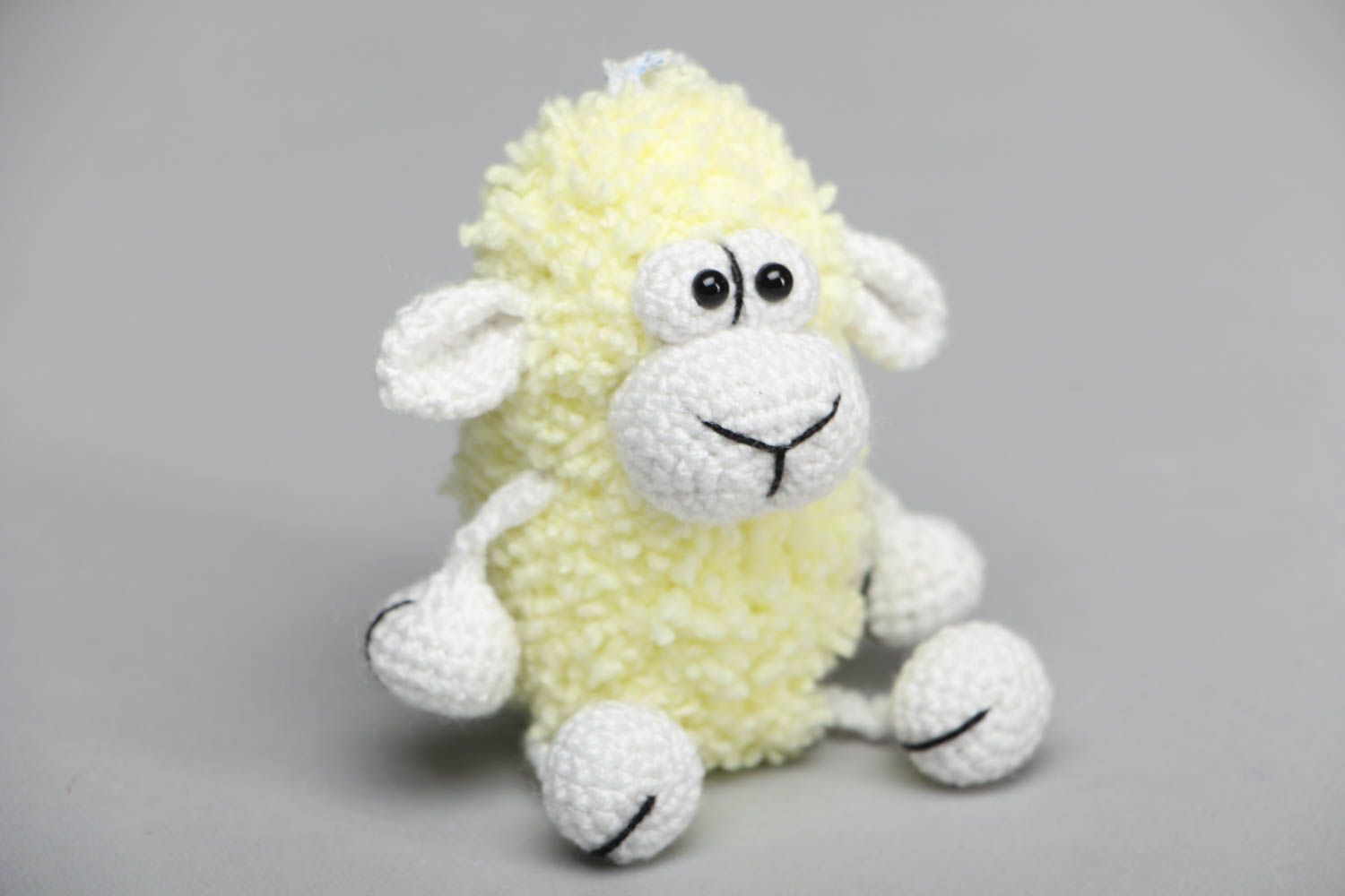 Симпатичная мягкая вязаная игрушка в виде овечки фото 1
