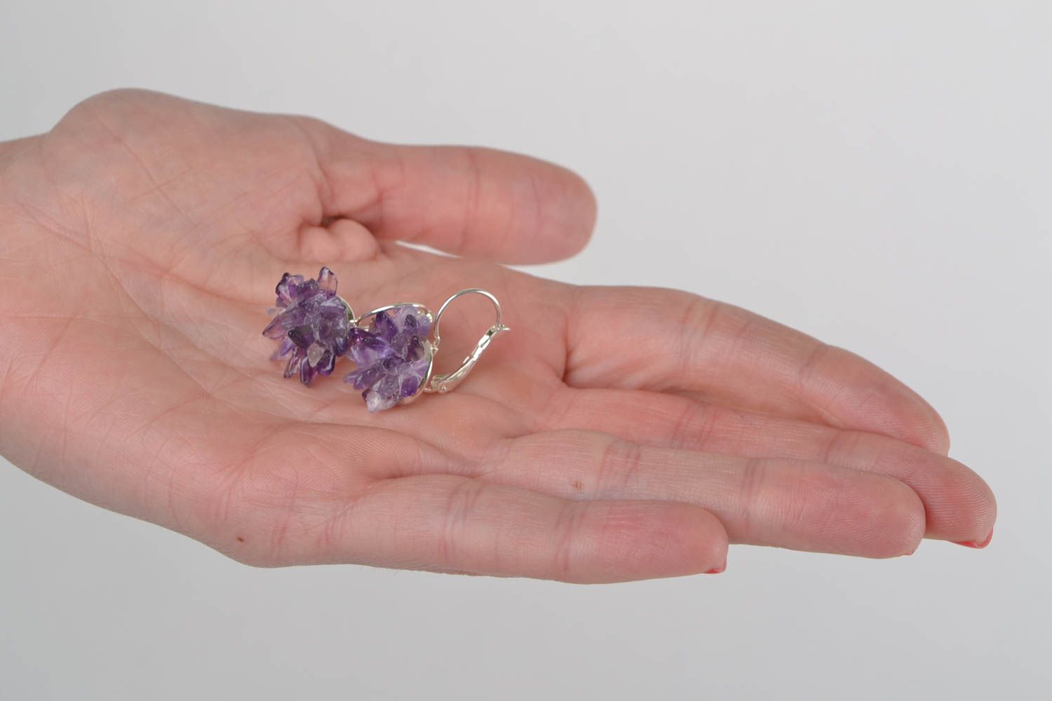 Schöne lila Ohrringe aus Naturstein in Form von Blumen Handarbeit foto 2