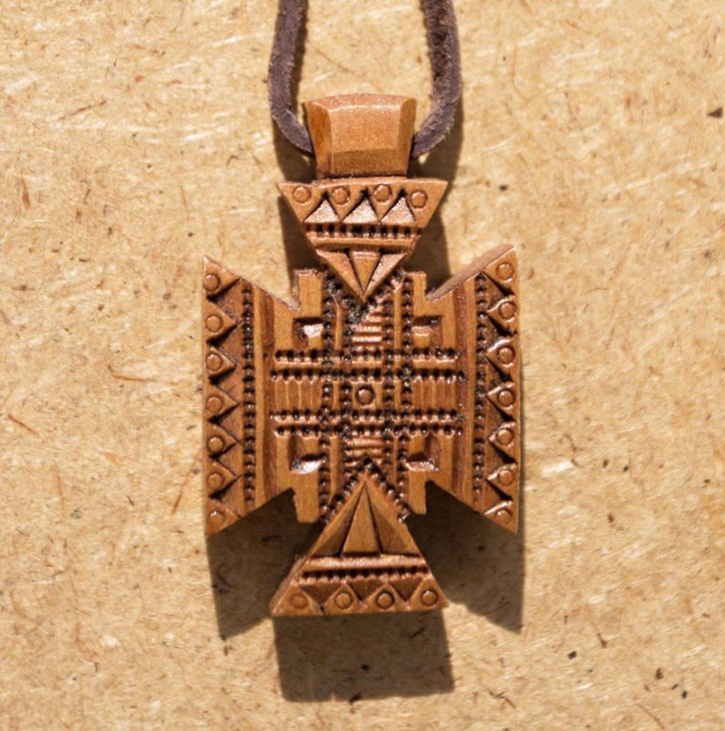 Croce di legno da collo fatta a mano Croce intagliata in legno Croce con laccio
 foto 1