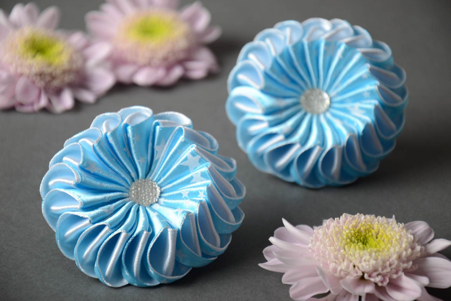Coleteros para el cabello con flores azules en técnica de kanzashi artesanales 2 foto 1