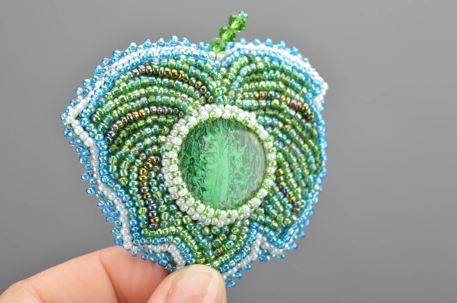 Handmade stylish beaded brooch created in form of green small leaf photo 3