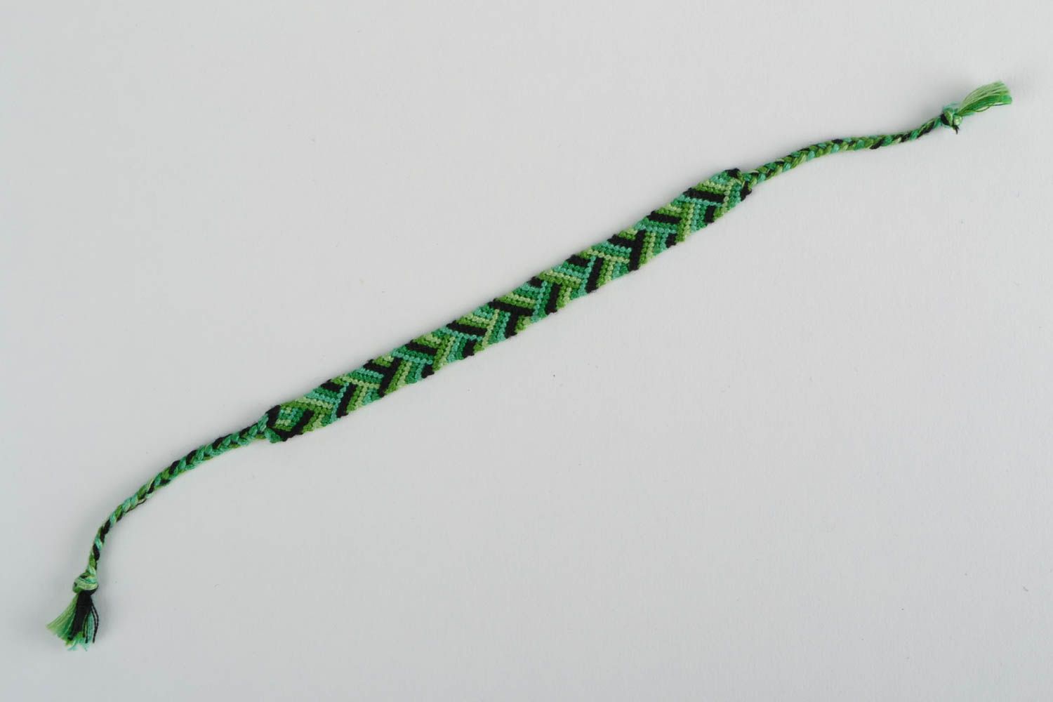 Зеленый наручный браслет фенечка из ниток в технике макраме ручной работы красивый фото 5
