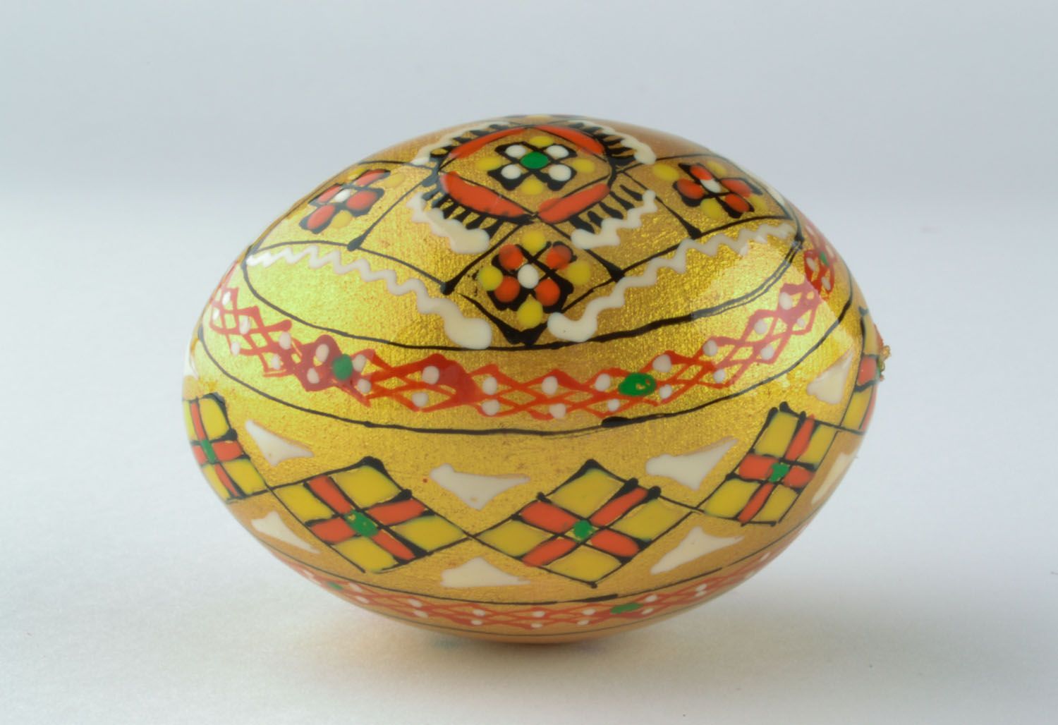 Huevo de Pascua de madera en gama de colores dorada foto 3