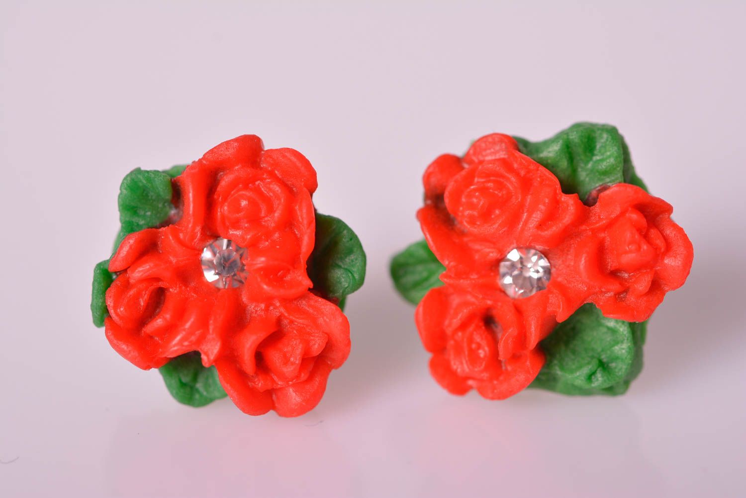 Модные серьги украшение ручной работы серьги клипсы из пластики красные цветы фото 3