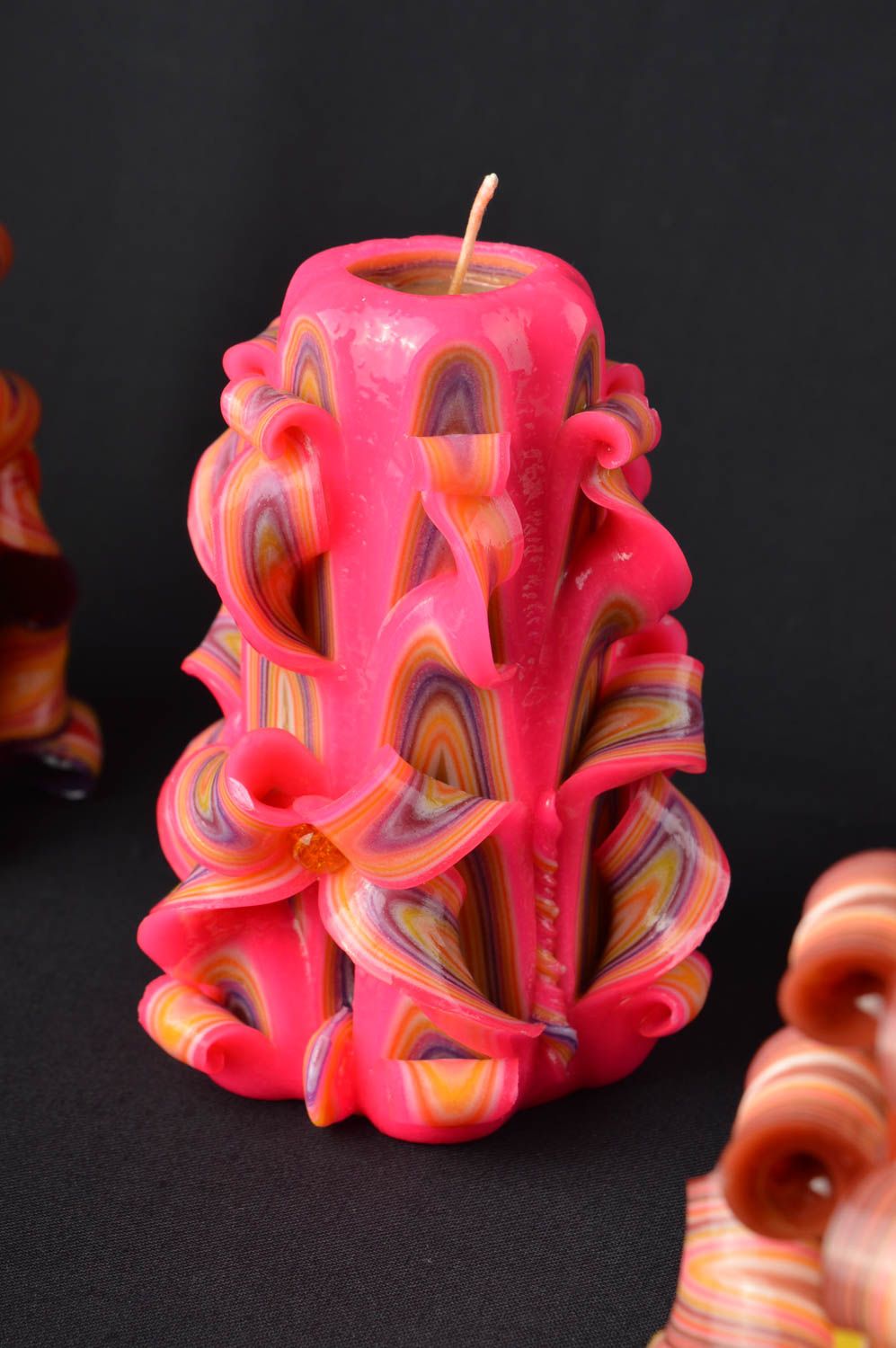 Резная свеча подарок ручной работы цветная свеча резная розовая карамель фото 1
