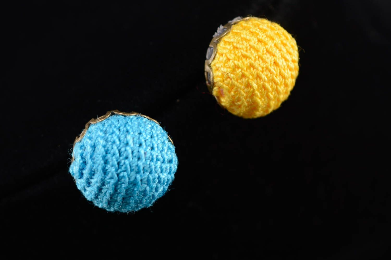 Pendientes clavos tejidos a ganchillo artesanales azules y amarillos foto 3