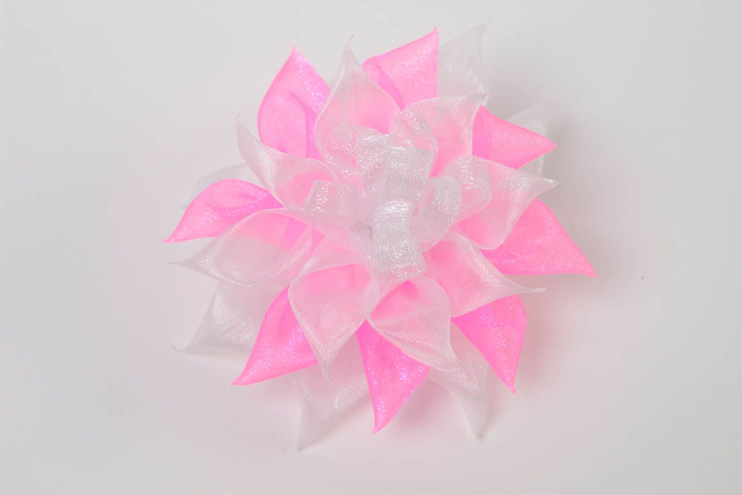 Воздушная детская резинка для волос георгин белая с розовым ручной работы фото 2