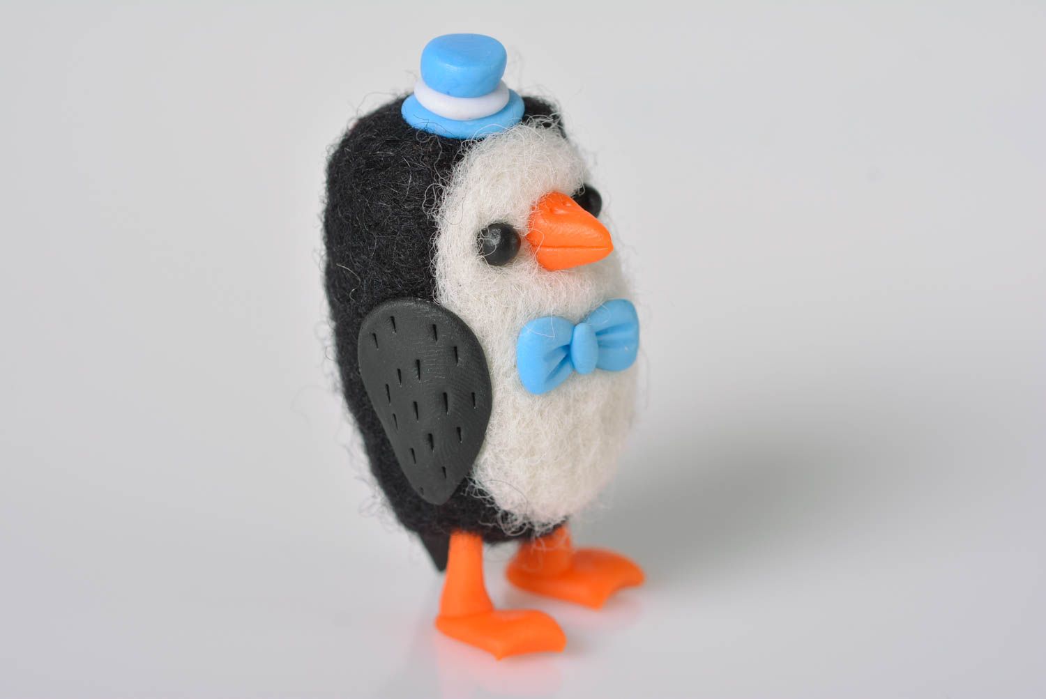 Валяная игрушка хэнд мэйд фигурка из пластики игрушка из шерсти Веселый пингвин фото 3