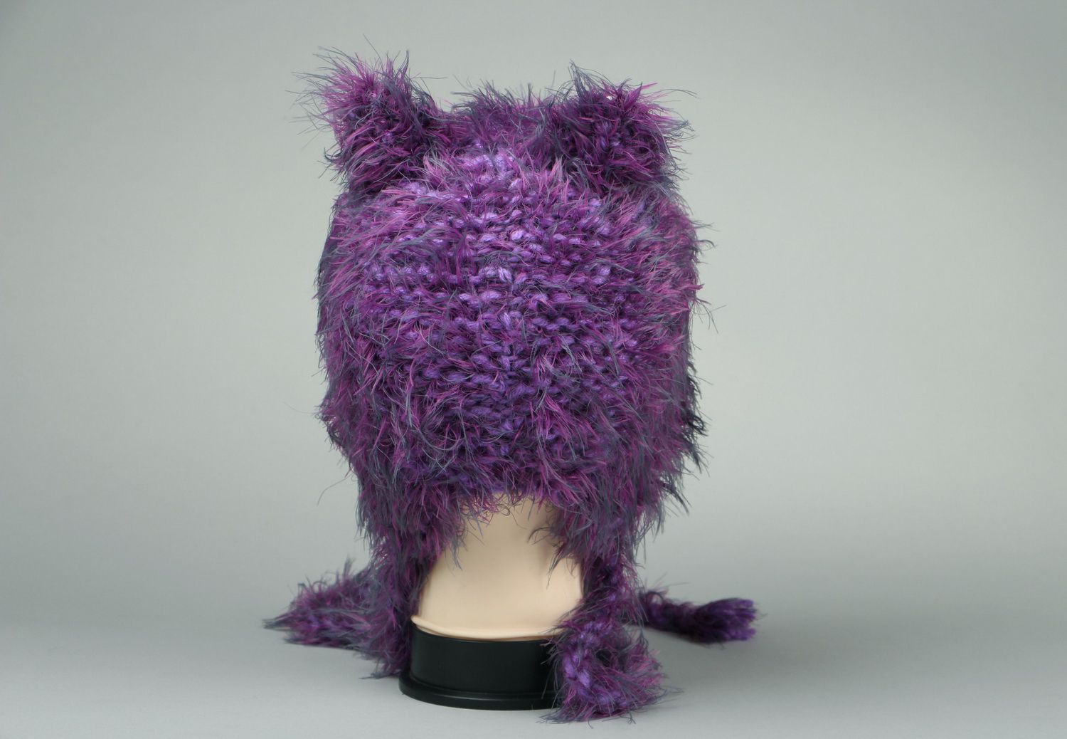 Вязаная шапка Пушистый фиолетовый котик фото 3