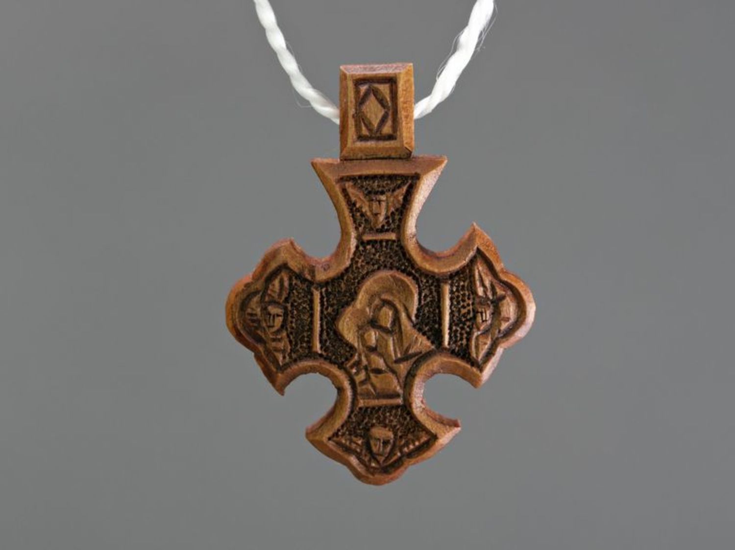 Croix pectorale en bois photo 2
