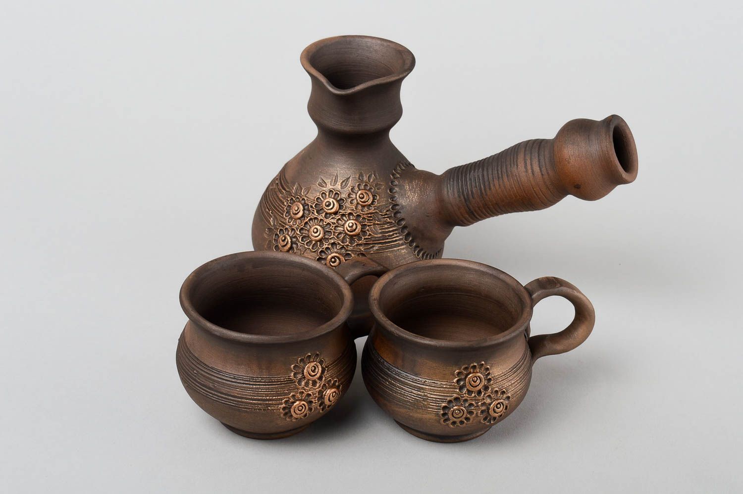 Cafetera turca y tazas de café vajilla de barro hecha a mano utensilio de cocina foto 3