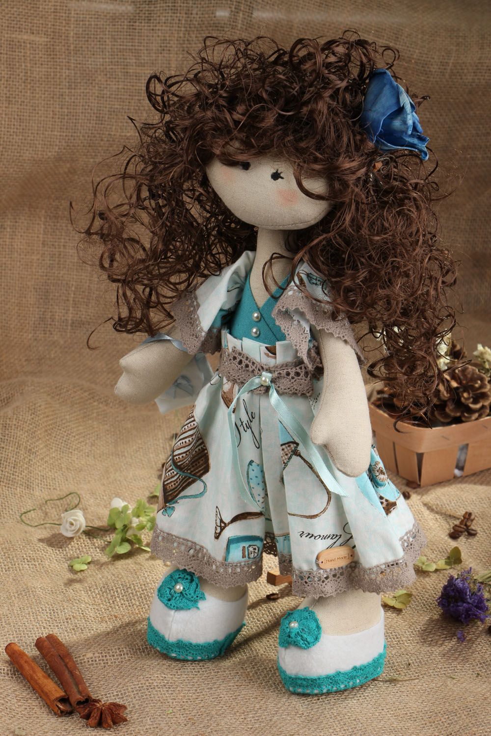 Muñeca de peluche con vestido azul foto 5