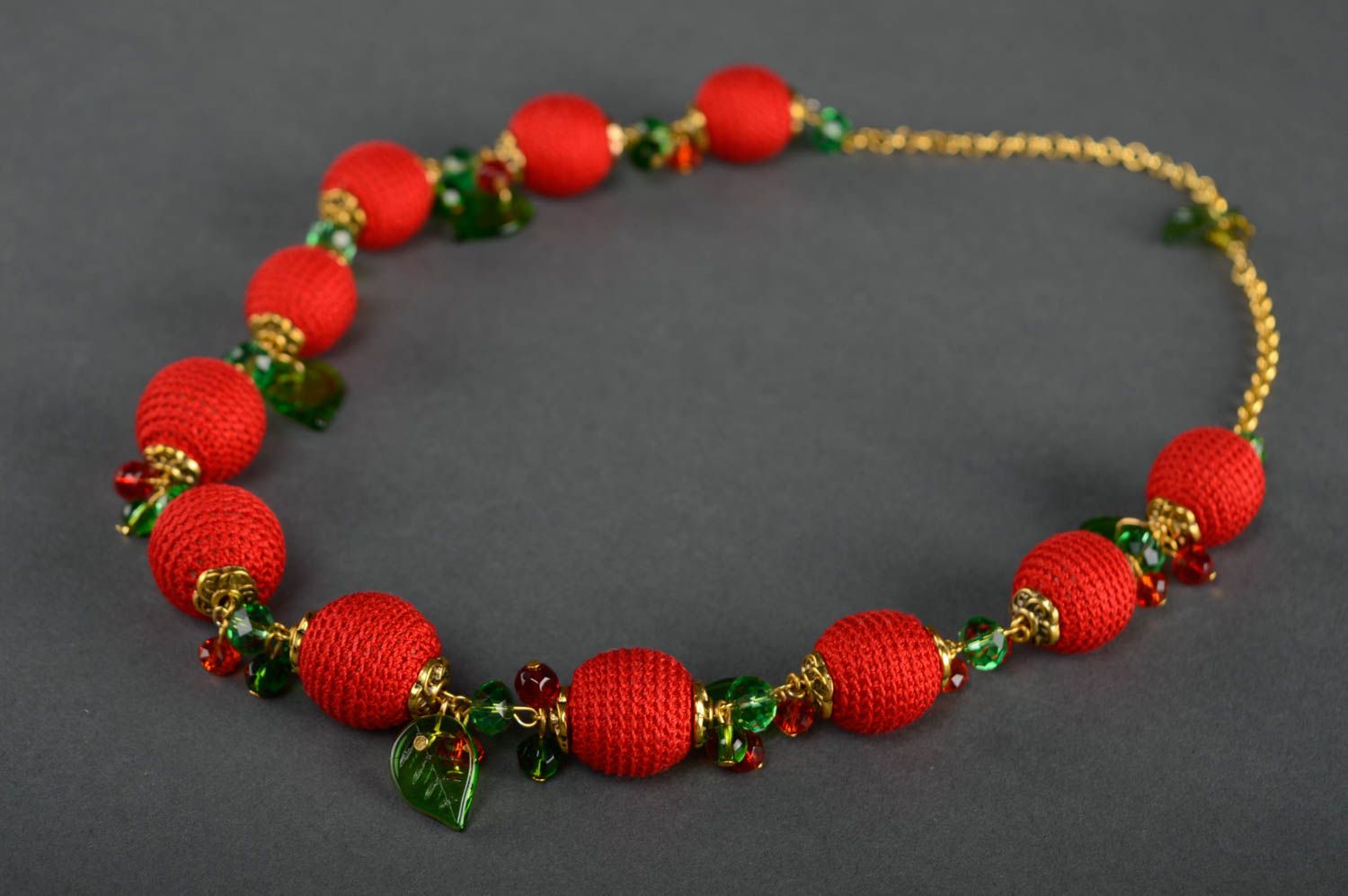Joli collier en perles tricotées de fils de lin fait main de couleur rouge photo 1