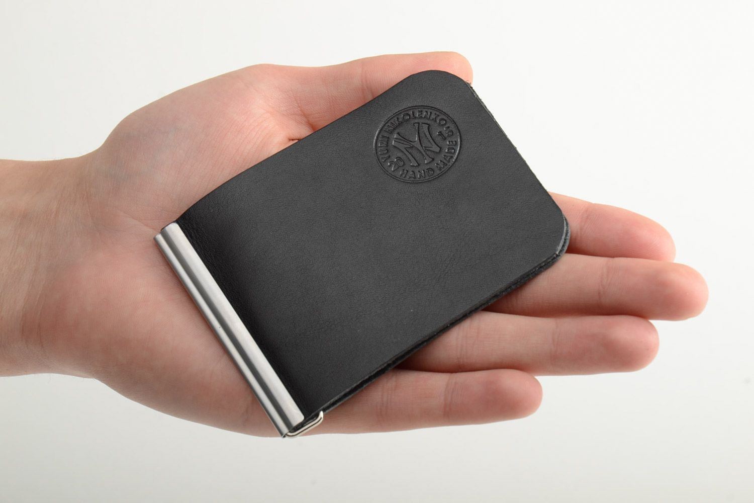 Handmade schwarze Geldklammer aus Leder mit silberfarbigem Metalleinsatz für Mann foto 5