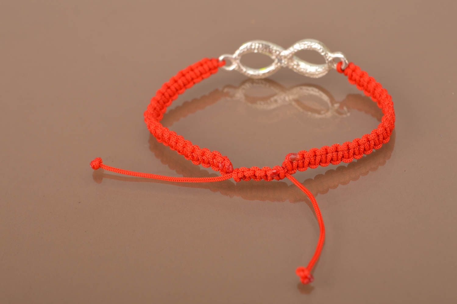 Rotes geflochtenes Armband aus Faden mit Einsatz gelbes Unendlichkeitszeichen foto 5