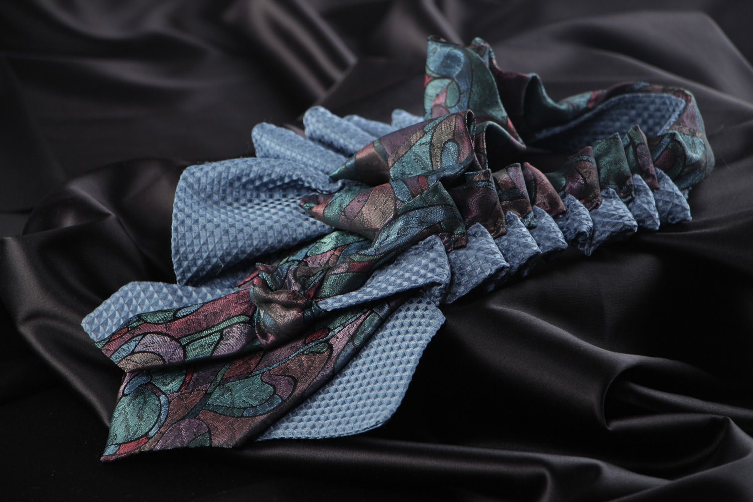 Текстильное украшение из галстука колье на шею фиолетовое фото 1