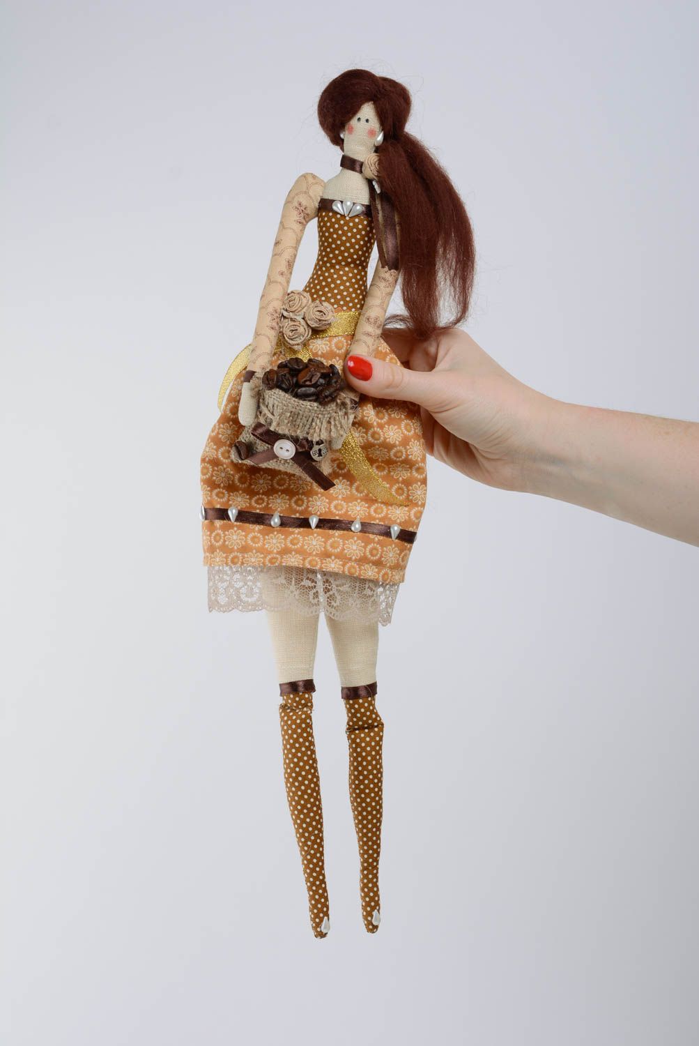 Muñeca de trapo decorativa para interior hecha a mano de materiales naturales foto 5