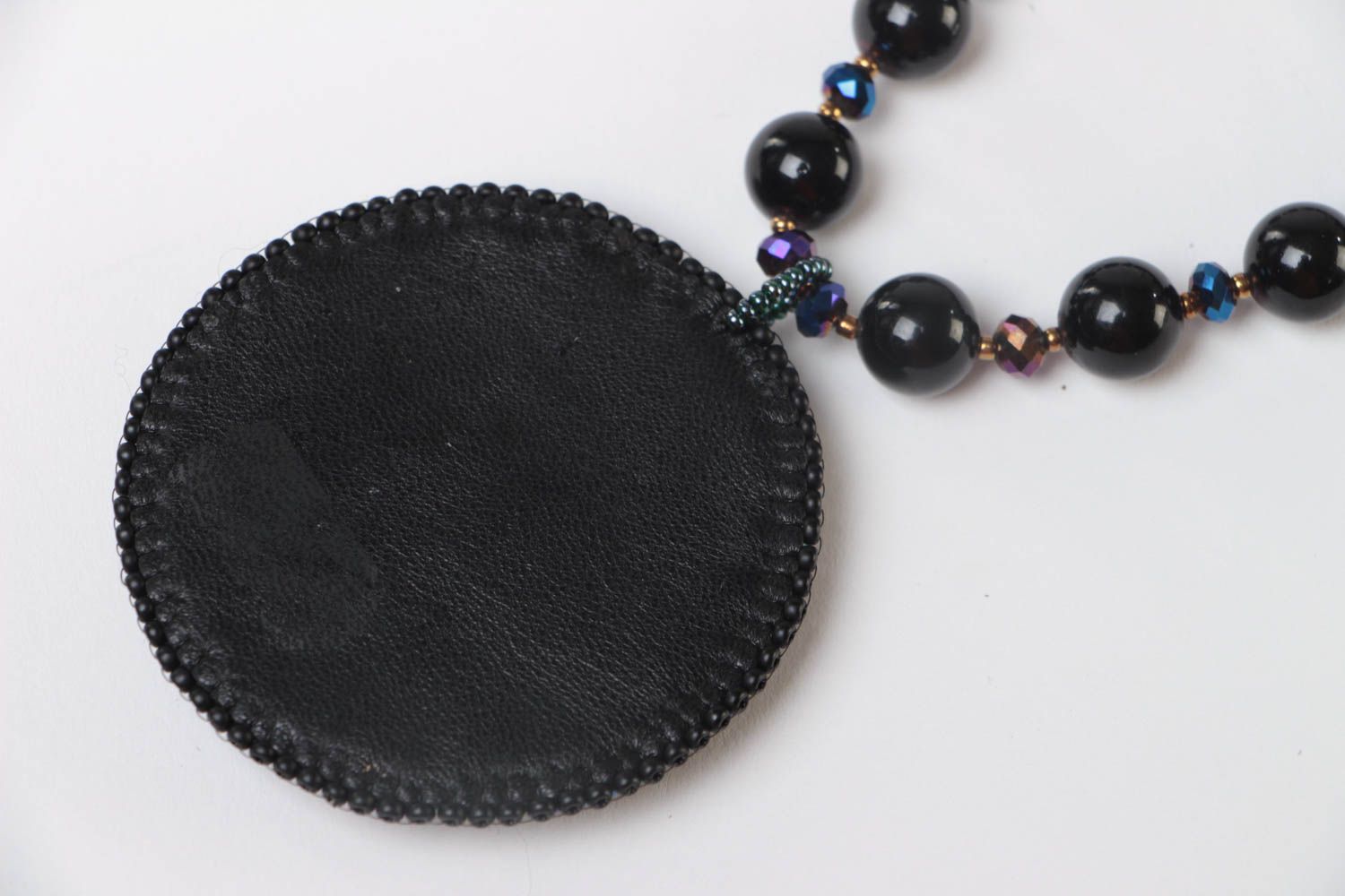 Schwarzes handgemachtes Collier aus Glasperlen und Natursteinen für Frauen foto 4