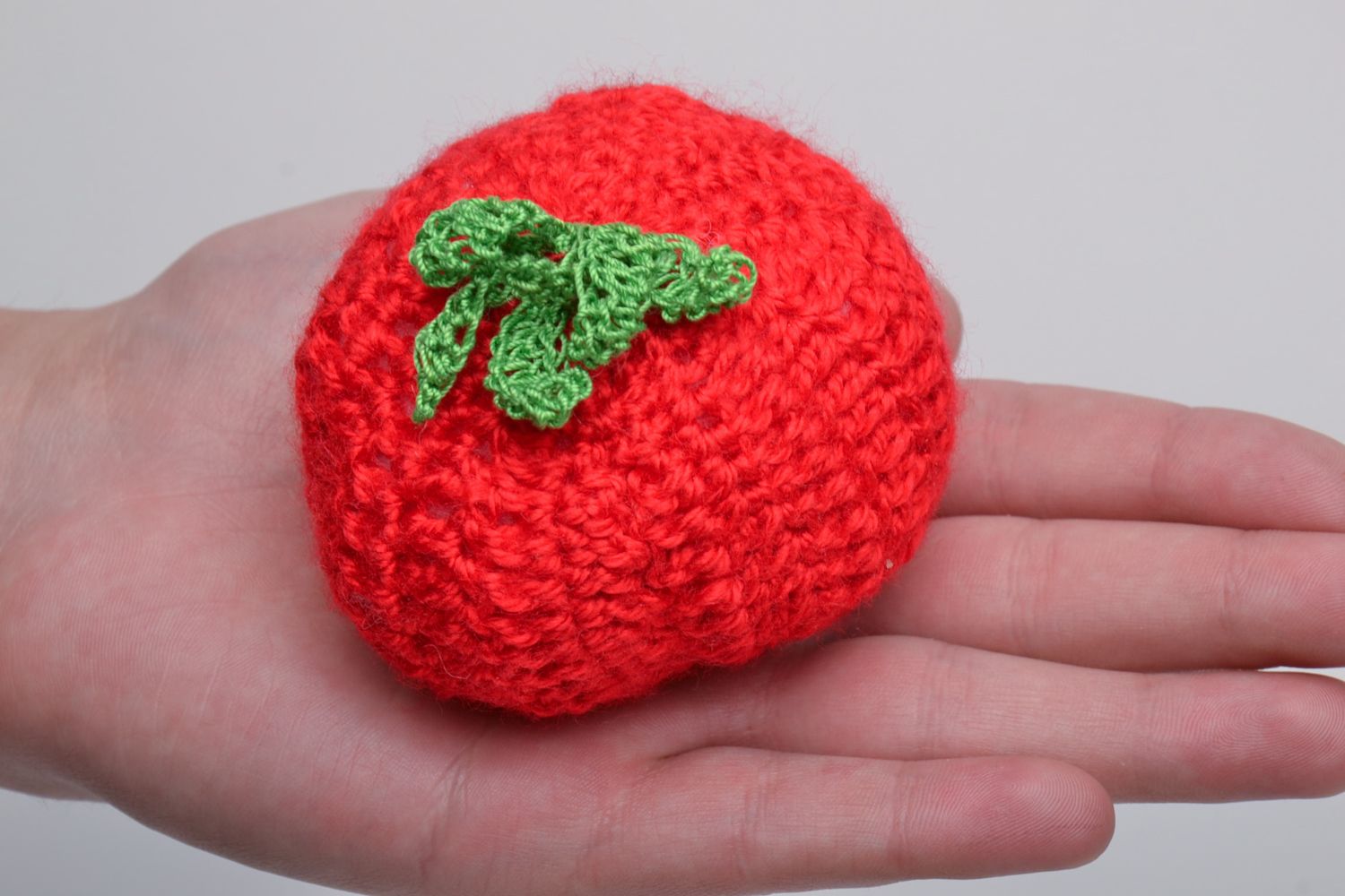 Peluche tomate tricotée au crochet rouge originale faite main pour enfant photo 5