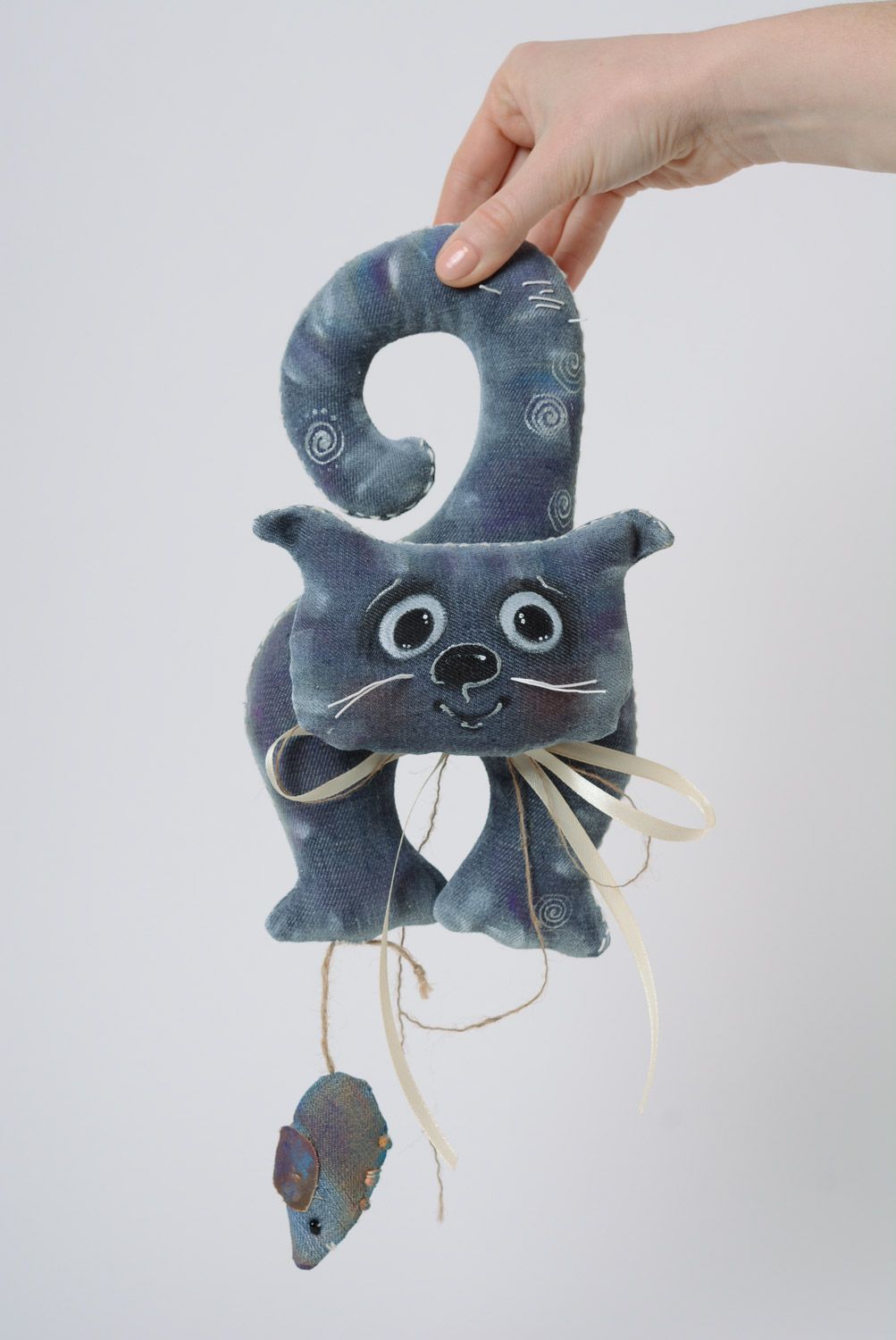 Peluche en tissu de jean faite main décorative originale chat avec souris photo 3
