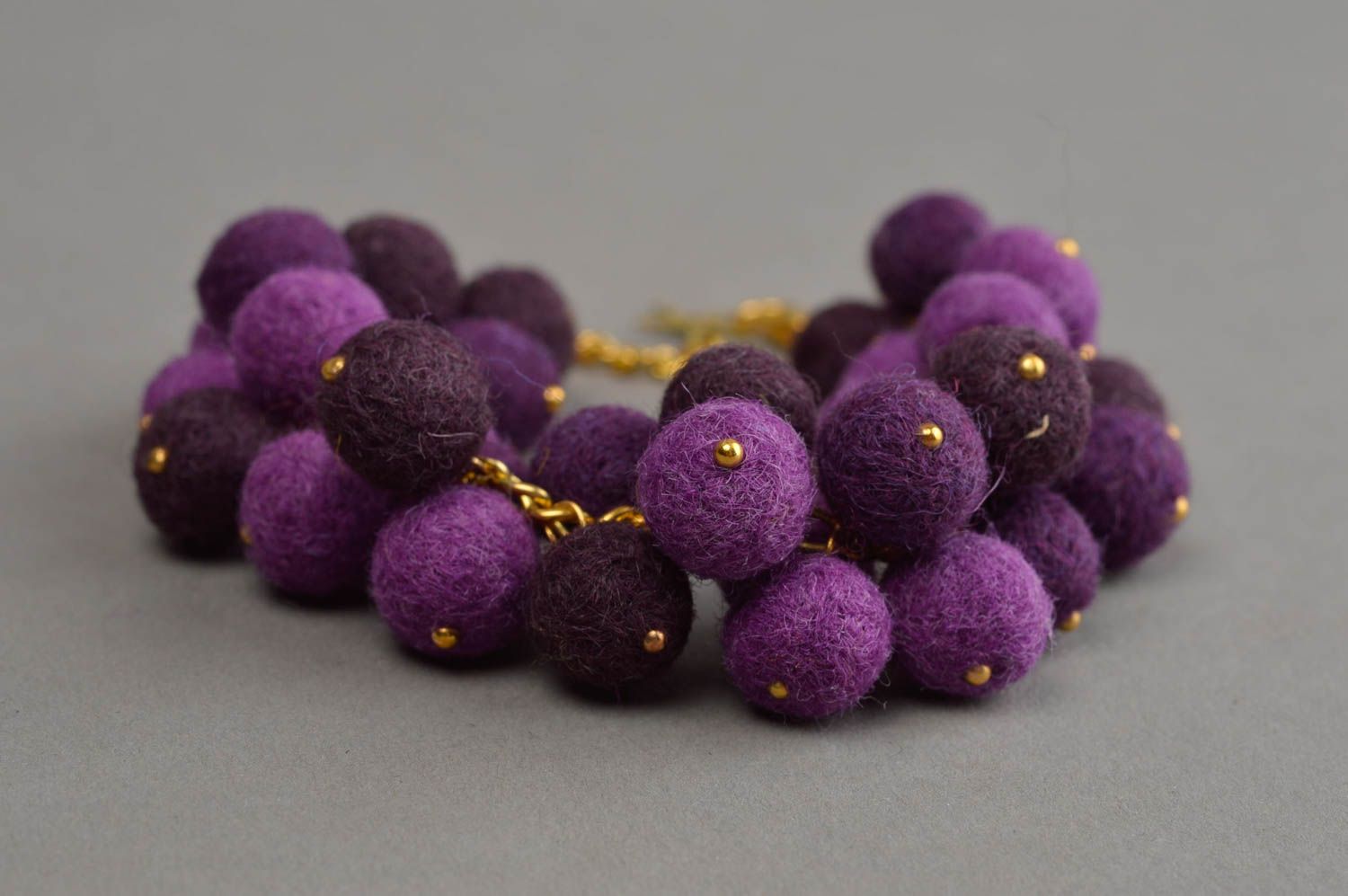 Браслет из шерстяных шариков фиолетовый на цепочке под золото аксессуар хендмейд фото 4