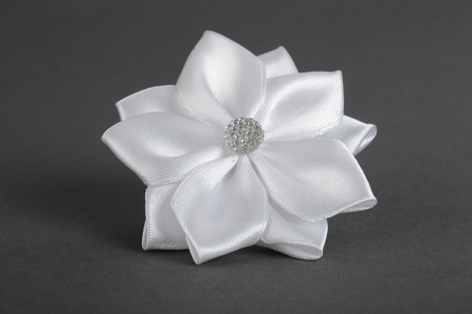 Elastico bianco con fiore per capelli fatto a mano elastico di nastro di raso
 foto 4