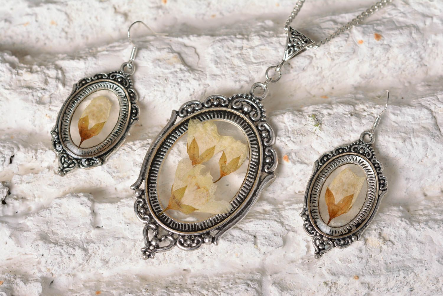 Conjunto de joyas pendientes y colgante accesorios femeninos artesanales bonitos foto 1