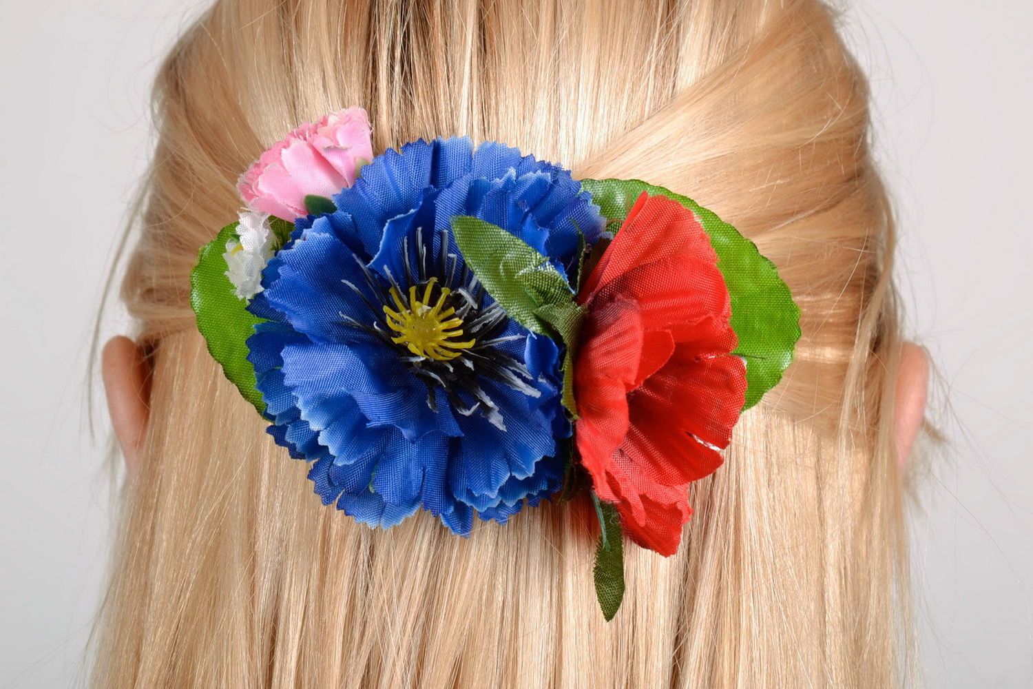 Brosche mit Haarspange aus Blumen foto 4