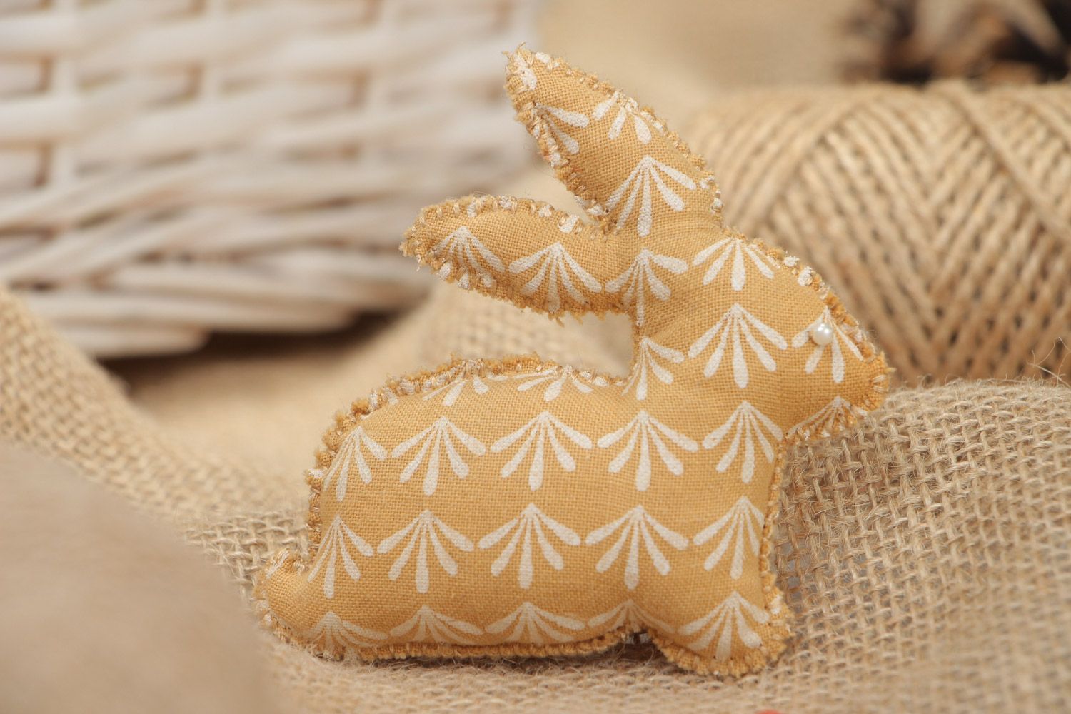 Jouet mou miniature Lièvre beige à motif décor d'intérieur fait à la main photo 1