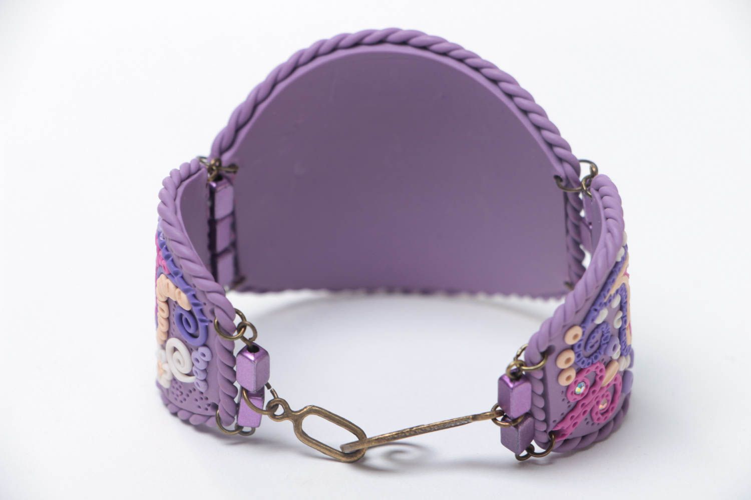 Pulsera de arcilla polimérica ancha violeta con ornamento artesanal foto 3