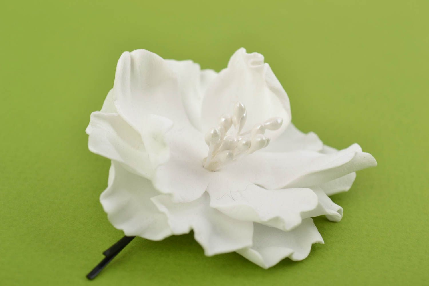 Заколка-невидимка с белым объемным цветком из фоамирана аксессуар ручной работы фото 5