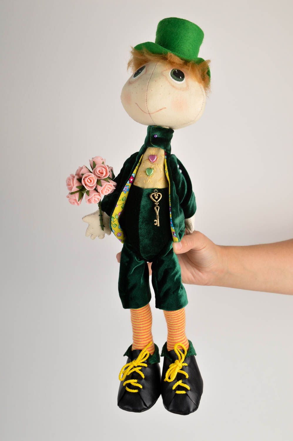 Кукла ручной работы кукла из ткани мягкая кукла в велюровом костюме Кузнечик фото 5