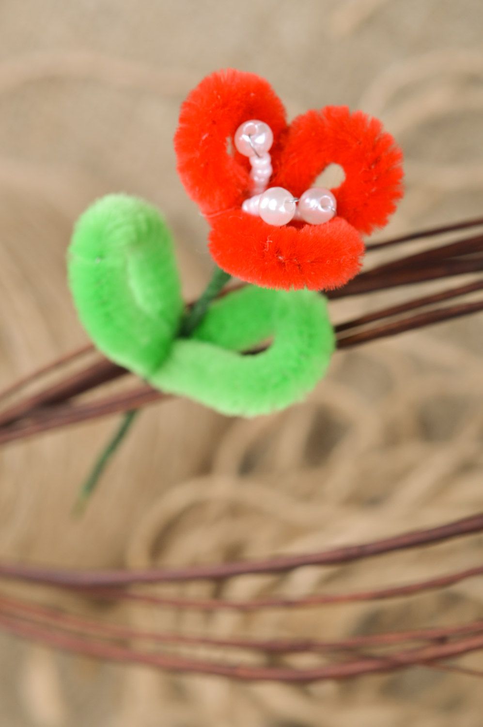 Fleur molle rouge vert faite main en écouvillon et perles fantaisie décoration photo 1