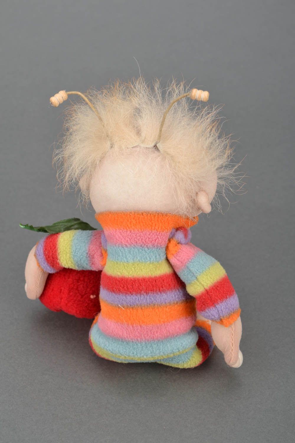Joli jouet en textile fait main Garçon avec une pomme photo 5