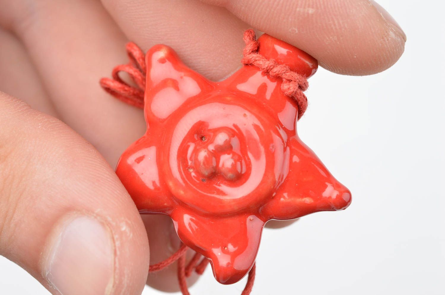 Pendentif en céramique Bijou fait main étoile rouge Accessoire femme design photo 5