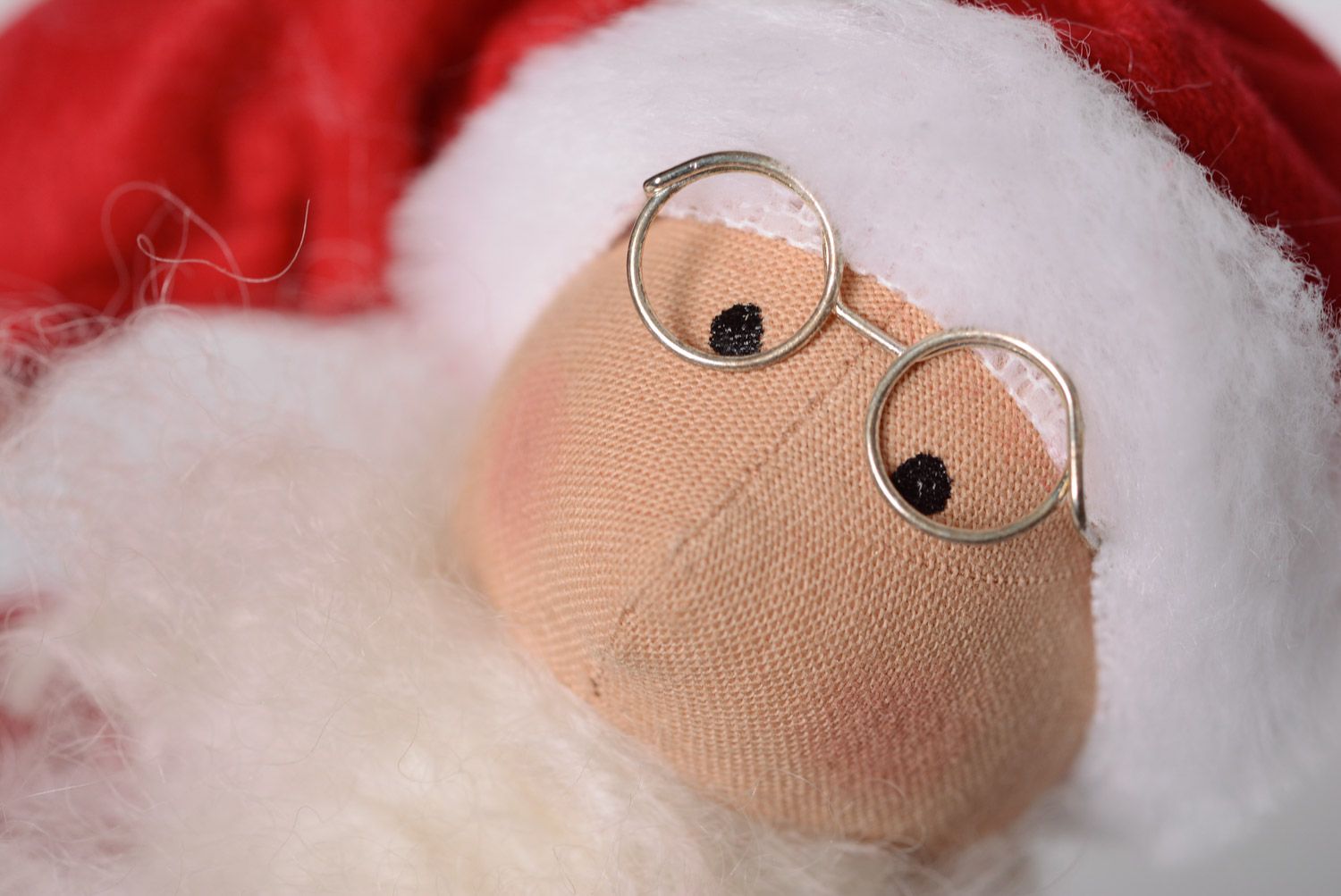 Schönes künstlerisches handgemachtes Designer Kuscheltier Weihnachtsmann aus Stoff foto 2