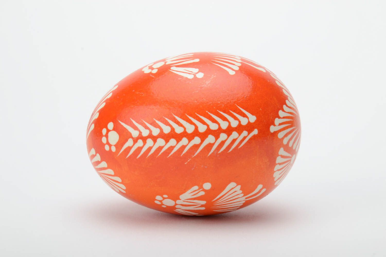 Оранжевое пасхальное яйцо в восковой лемковской технике ручной работы расписное красивое фото 3